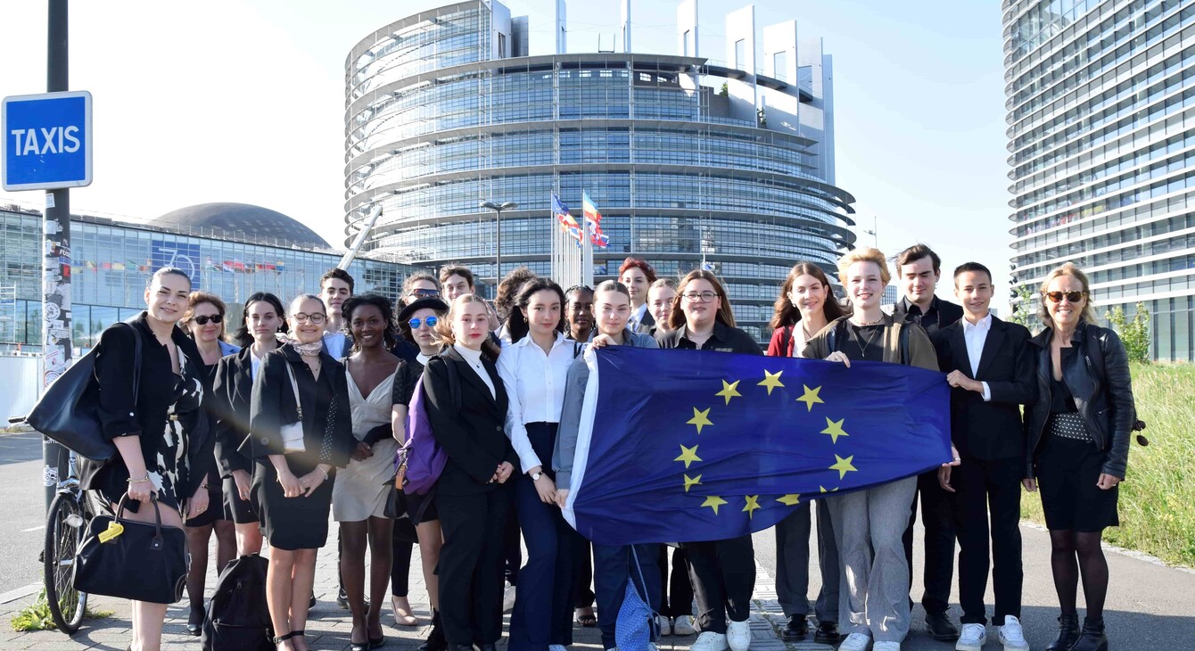 Groupe d'élèves devant le parlement européen