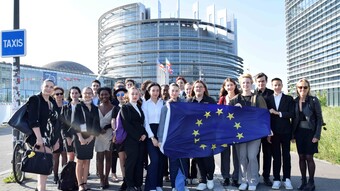 Groupe d'élèves devant le parlement européen