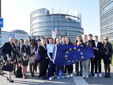 Groupe d'élèves devant le parlement européen